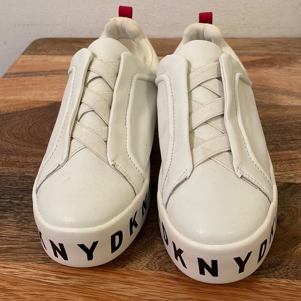 DKNY WOMEN'S SNEAKERS WHITE No-lace
6.5 Women’s 
K4903621